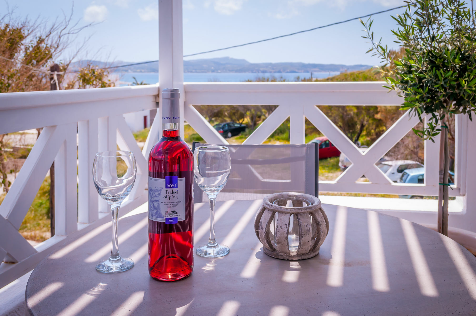 Milos Bay Αδάμας